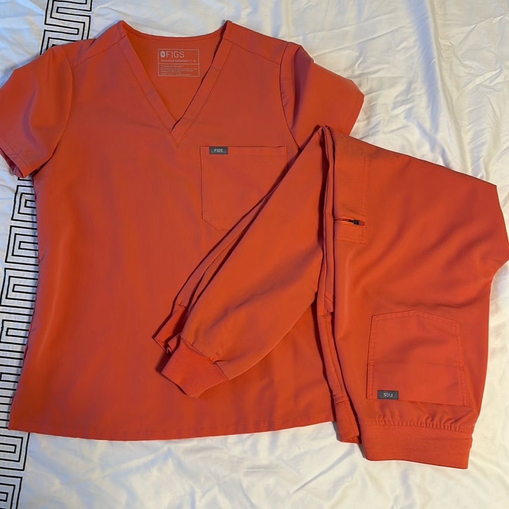 FIGS Hot Coral Scrub Set Size Small